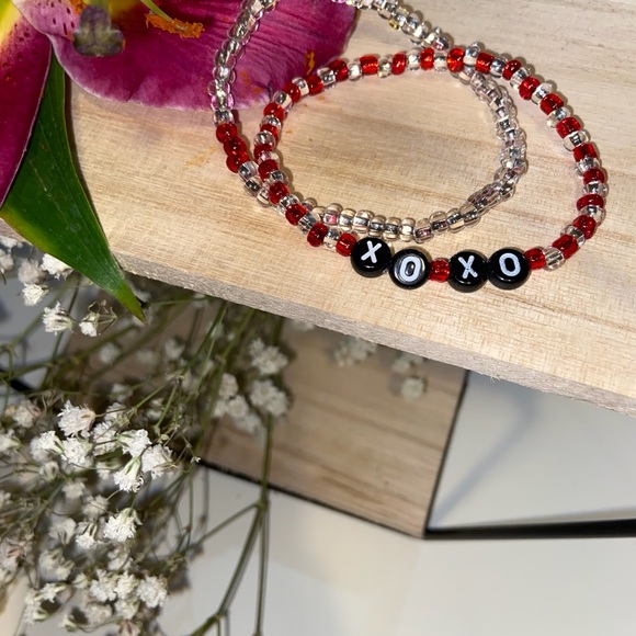 Handmade XOXO Alphabet Glass Beaded Bracelet - Picture 4 of 6